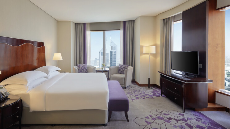 Large Corner Room - King Bed